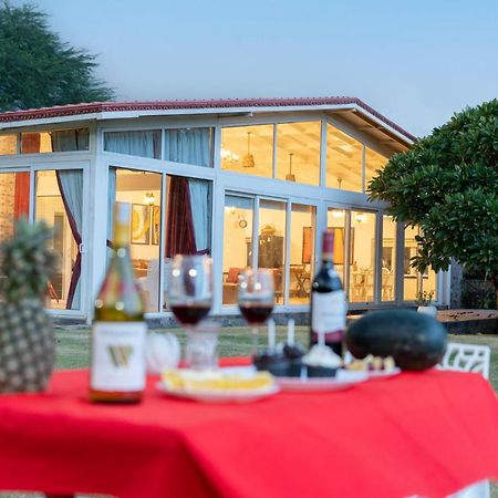 Stayvista At Idyllic Farmhouse - A Glasshouse With Outdoor Pool Gurgáon Exteriér fotografie