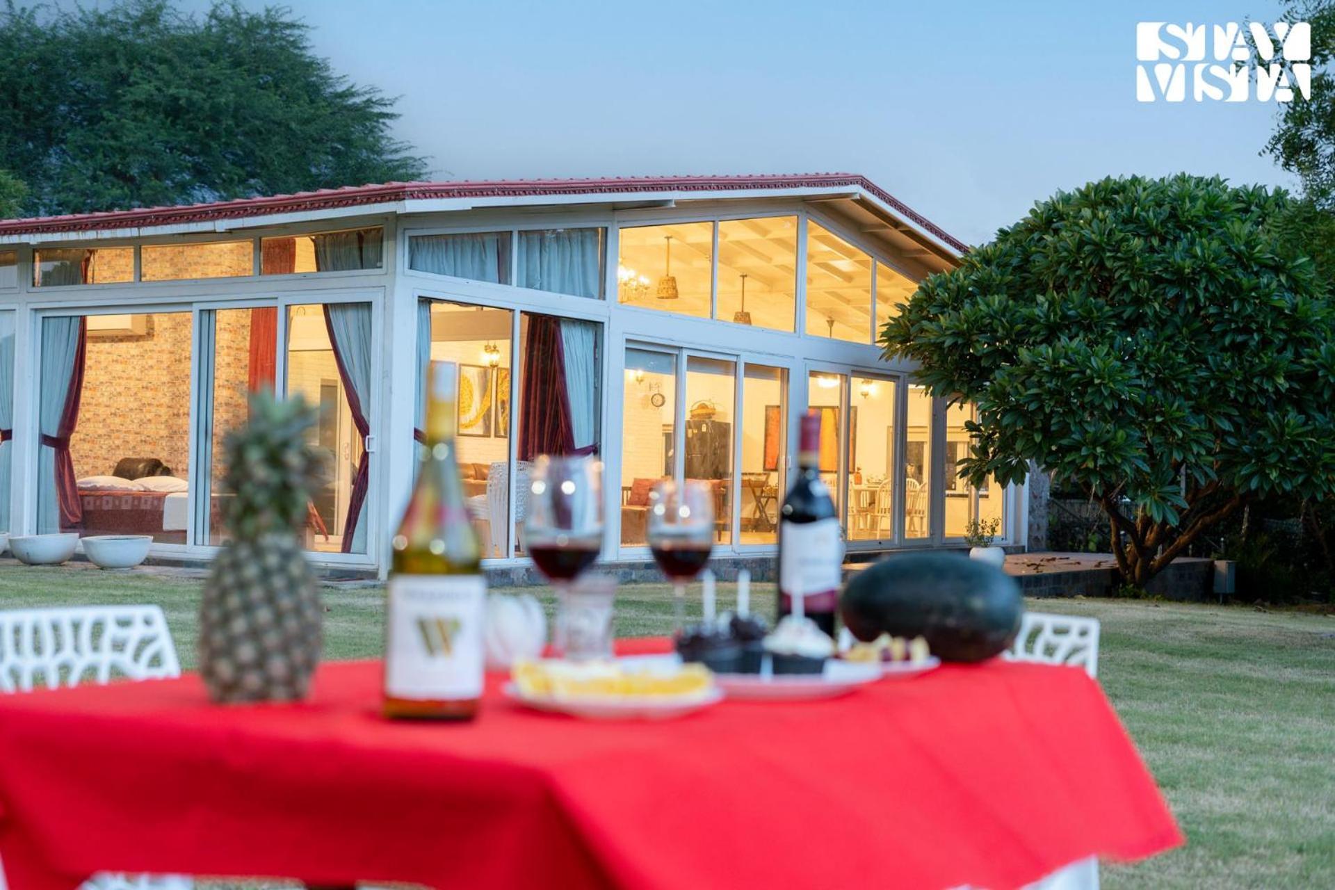 Stayvista At Idyllic Farmhouse - A Glasshouse With Outdoor Pool Gurgáon Exteriér fotografie