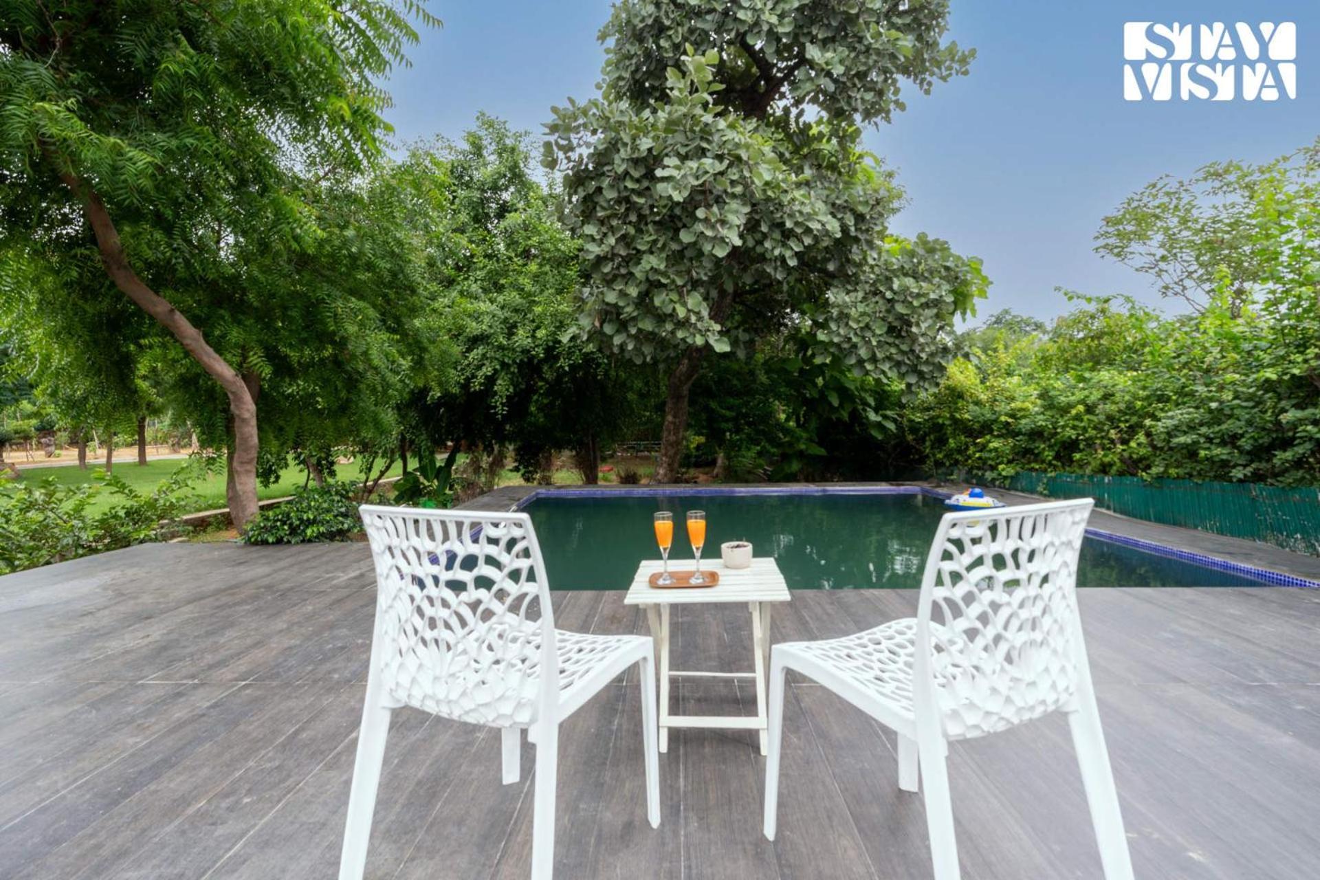 Stayvista At Idyllic Farmhouse - A Glasshouse With Outdoor Pool Gurgáon Exteriér fotografie